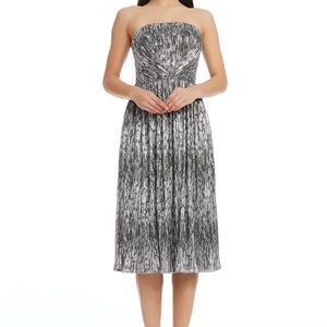Dress the Population
Nadine Shattered Foil Metallic Pleated Strapless Dress